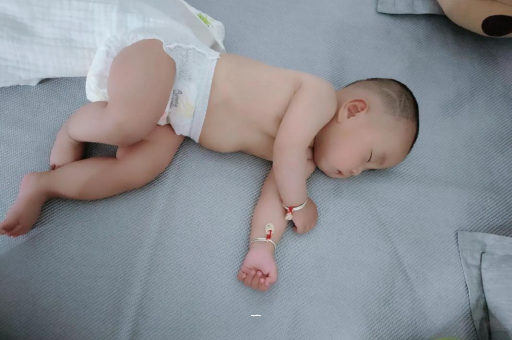 扶余宝宝胳膊上起红疙瘩